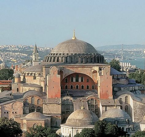 Santa Sofía de Constantinopla (Hagia Sophia). Inicialmente iglesia católica (año 360) posteriormente Basílica ortodoxa bizantina reconstruida por orden del Emperador Justiniano I entre 532-537 por los arquitectos griegos Antemio de Tralles e Isidoro de Mileto. Hagia Sophia, Sofia, Castle