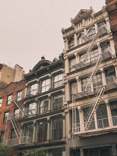 Old Money Instagram, Soho Nyc Aesthetic, New York Aesthetic City Apartments, Nyc Library, 1920s Aesthetic, Boston Apartment, San Myshuno, Aesthetic Old Money, Apartments Exterior