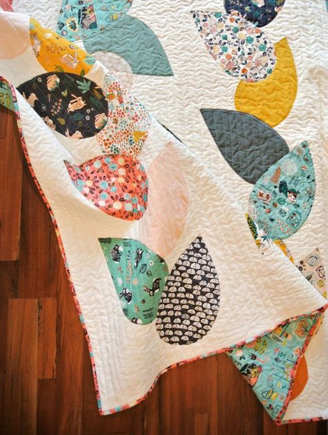 Click to get this FREE applique quilt pattern! Garden Quilt Pattern, Denim Quilt Patterns, Denim Quilts, Girl Quilts Patterns, Suzy Quilts, Appliqué Quilts, Quilt Modernen, Applique Quilt Patterns, Hidden Garden