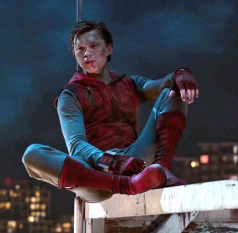 Spiderman homecoming después de una épica batalla!! Peter Parker Tom Holland Homecoming, Tom Holland Spiderman Homecoming, Peter Parker Homecoming, Homecoming Spiderman, Peter Parker Tom Holland, Tom Holland Spider Man, Spiderman Tom Holland, Spiderman Tom, Parker Spiderman