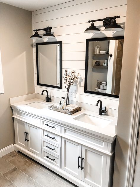 shiplap – Happily Ever Asquith Bilik Air Kecil, Modern Farmhouse Bathroom Remodel, Bathroom Colours, حوض الحمام, Makeover Kamar Mandi, Hiasan Dalaman Rumah, Farmhouse Bathroom Remodel, Bilik Mandi, Modern Farmhouse Bathroom