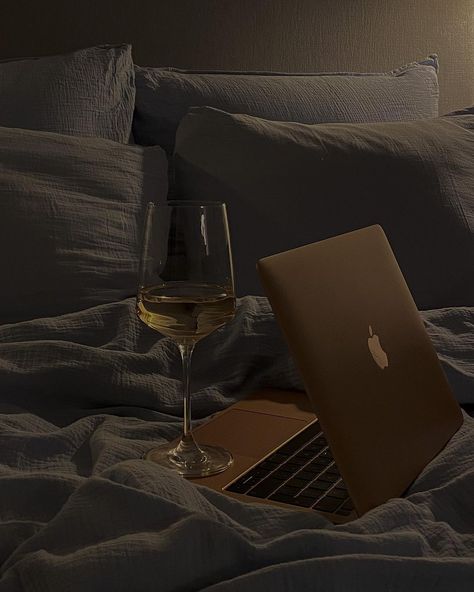 𝐷𝑜𝑚𝑖𝑛𝑖𝑘𝑎 𝐵𝑟𝑢𝑑𝑛𝑦 📷 on Instagram: “𝑝𝑒𝑟𝑓𝑒𝑐𝑡 𝑒𝑣𝑒𝑛𝑖𝑛𝑔 🥂📽 #mood #vibes #saturdaynight #movie #aesthetic #aesthetic” Aesthetic Work Pictures, Aayushi Core, Dominika Core, Perfect Life Aesthetic, Instagram Dark Aesthetic, Perfection Aesthetic, Wine In Bed, Aesthetic Insta Story, Movie Vibes