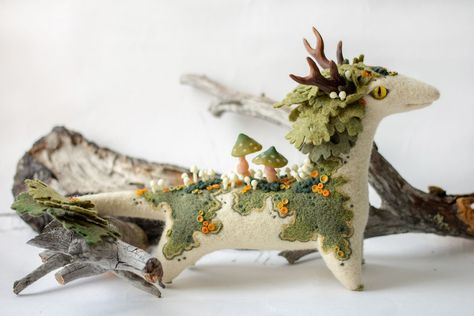 Dragon Needle Felting, Needle Felting Inspiration, Nature Inspired Sculpture, Needle Felt Sculpture, Needle Felted Creatures, Moss Dragon, Gloomy Mountains, Nature Dragon, Felted Dragon