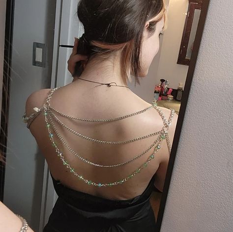 Body Chain Shoulder, Prom Assessories Ideas, Jewelry Corset, Body Jewelry Outfit, Chain Body Harness, Body Jewerly, Shoulder Jewelry, Shoulder Armor, Prom Jewelry