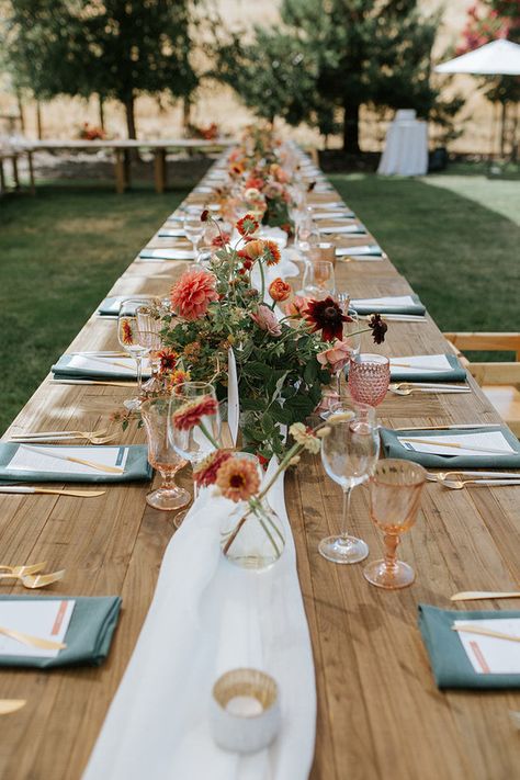 Farm Table Wedding, Long Table Wedding, Wedding Themes Summer, Boda Mexicana, Wedding Party Ideas, Wedding Table Flowers, Wedding Flowers Summer, 100 Layer Cake, Rustic Barn Wedding