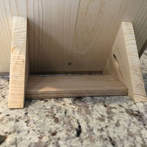 Anyone who cooks and has ever used a cookbook stand knows how nice it is to hold up your recipe book without having it in the way on the counter, getting dirty, etc. Well, I'm a horrible cook, so that's not me. But this pine and oak stand make for a great gift idea! I started with a leftover piece of 3/4" thick pine and cut it to 11" x 11" Next, I used a table saw to make an inlay cut across the top half of the board. The cut was 1/2" deep and 3/4" wide. I glued a 3/4" wide and… Recipe Book Holder Diy, Repurposed Wood Projects, Moss Wreath Diy, Recipe Book Stand, Make A Fire Pit, Recipe Book Holders, Ice Candle, Diy Cookbook, Cookbook Stand