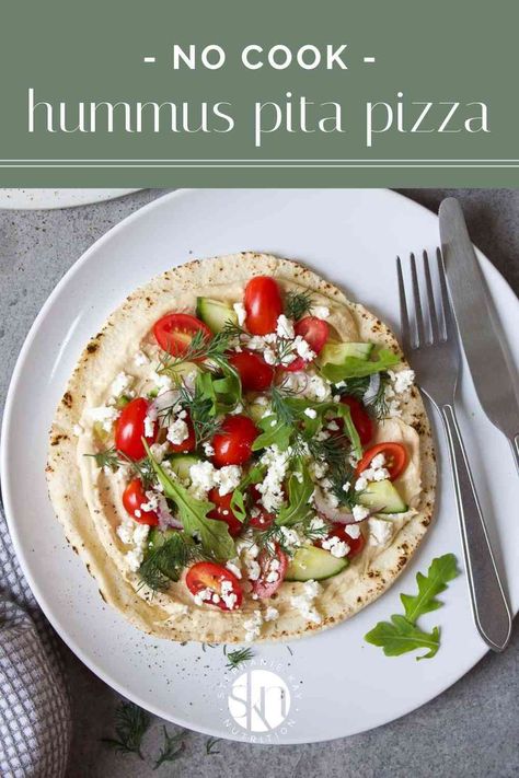 Take hummus and pita to the next level with these hummus pita pizzas! Inspired by Greek flavours, these pitas are a healthy no-cook meal. Healthy Pita Bread, Kay Nutrition, Hummus Pita, Healthy Hummus Recipe, Hummus Flavors, Healthy Hummus, Hummus And Pita, Pita Pizzas, Hearty Snacks