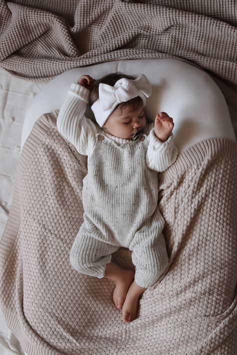 Baby Overall Outfit, Newborn Winter Outfits, Newborn Outfits Girl, New Born Outfits, Baby Girl Winter Outfits, Baby Girl Style, Knit Overalls, Infant Outfits