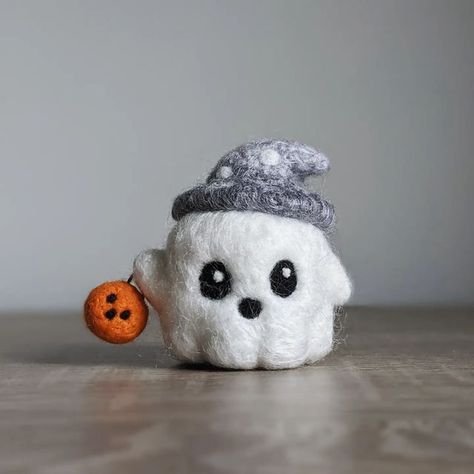 Halloween Felting Ideas, Spooky Needle Felting, Goth Needle Felting, Fall Needle Felting, Felted Halloween Decorations, Halloween Needle Felting Ideas, Needle Felted Halloween Ideas, Needle Felted Witch, Needle Felted Ghost