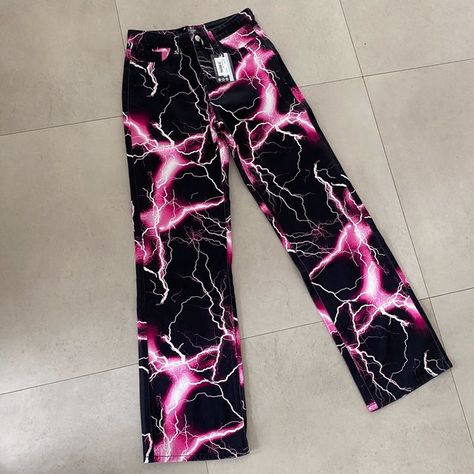 Lightning Jeans Diy, Ideas Para Pintar Pantalones, Diy Pants Paint, Diy Pants Jeans, Custom Pants Paint, Bleach Pants Ideas, Painted Pants Idea, Custom Pants Ideas, Custom Clothes Ideas