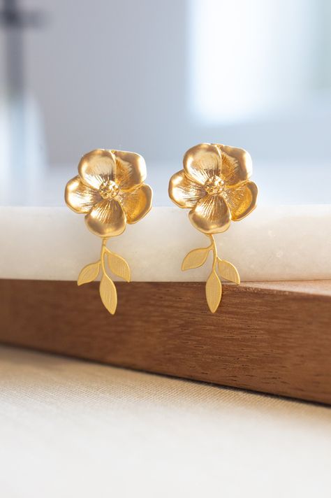 rachelkeppeler Gold Jhumka Earrings, Gold Earrings Models, Gold Jewelry Stores, Gold Ring Designs, Gold Jewelry Simple, Gold Bangles Design, Gold Jewellery Design Necklaces, Jewelry Design Earrings, Bridal Gold Jewellery Designs