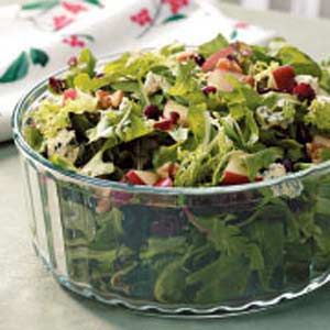 Contest-Winning Holiday Tossed Salad Recipe -With its red and green ingredients, this salad is perfect for Christmas meals. Local cranberries and blue cheese make a great combination with salad greens, apples, walnuts and a simple cranberry vinaigrette. It’s a family favorite. Holiday Green Salad Recipes, Cranberry Vinaigrette, Holiday Salad, Warm Salad Recipes, Christmas Salad Recipes, Lemon Vinegar, Chicken Salads, Potato Salads, Salads Pasta