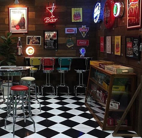 Sweden House, Retro Cafe, Retro Diner, American Diner, Deco Retro, Deco Originale, Bar Interior, Retro Interior, Old Fashioned Glass