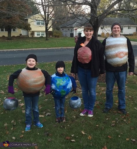 Christine: My kids love space. I'm not even sure when we decided we wanted to do planets for our costume in 2015. I was pregnant, and due just before Halloween, and... Earth Costume For Kids, Planet Earth Costume, Planet Costume, Space Party Costumes, Earth Costume, Planet Outfit, Sun Planet, Mercury Planet, Best Group Halloween Costumes