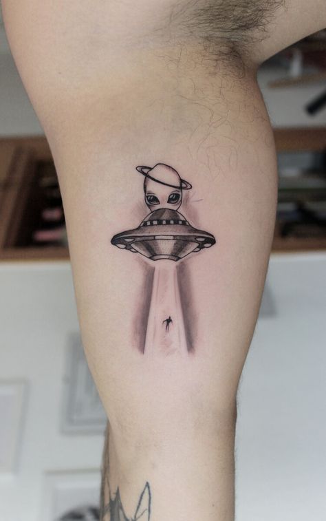 Alien Tattoo Aesthetic, Alien Tattoo Design For Men, Minimal Realism Tattoo, Fancy Tattoo Small, Trippy Alien Tattoo Ideas, Alien Space Tattoo, Alien Ufo Tattoo, Alien Abduction Tattoo, Ufo Tattoo Design