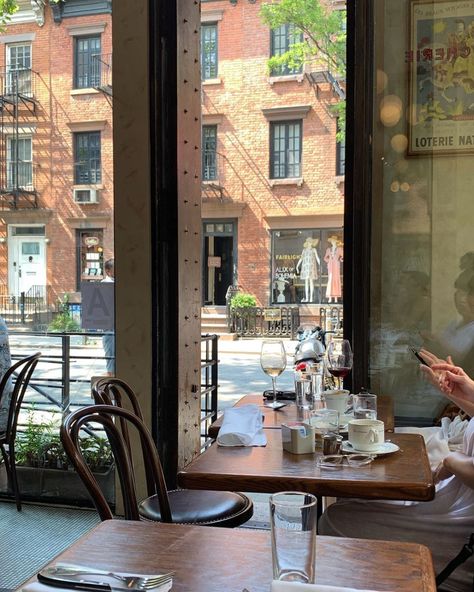 Siobhan Roy, Nyc Coffee Shop, City Cafe, Nyc Vibes, Nyc Lifestyle, Cafe Aesthetic, Spring City, Coffee Shop Aesthetic, Nyc Girl