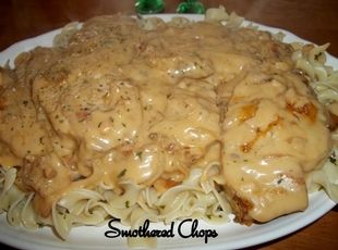 Smothered Chops / Oven or Crock Pot. Could also use round steak... Quick Meals To Make, Pork Chop Recipes Crockpot, Pork Chop Recipes Baked, Smothered Pork Chops, Pork Dinner, Crockpot Pork, Chops Recipe, Crock Pot Cooking, Pork Chop Recipes