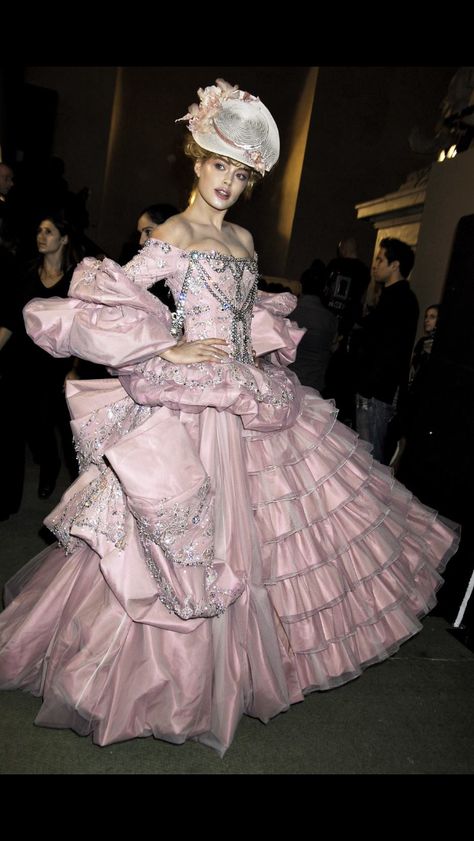 Dior Haute couture gown by John Galliano inspired by Marie Antoinette Glamouröse Outfits, Cake Dress, Rococo Fashion, Runway Fashion Couture, Races Fashion, Doutzen Kroes, Dior Haute Couture, Cat Walk, Mode Inspo