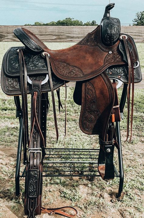 Western Saddle Aesthetic, Horse Gear Western, Western Horse Tack Turquoise, Horse Tack Western, Cowboy Saddle, Barrel Racing Tack Rodeo, Horse Farm Ideas, Medieval Horse, Roping Saddles