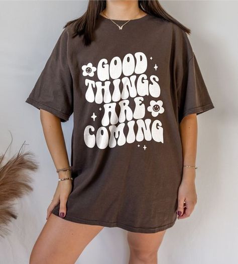 Good Things Are Coming - Positive Shirt Aesthetic Clothes Trendy Shirt Smil Flower Shirt H #sublimationdesigns #tumblerdesigns #vinyldesigns #sublimationideas #tumblerwraps #svg Oversized Shirt Aesthetic, Baggy Shirts, Oversize Tshirt Outfits, Baggy Shirt, Good Things Are Coming, Baggy T-shirt, Clothes Trendy, Hippie Clothes, Positive Shirt