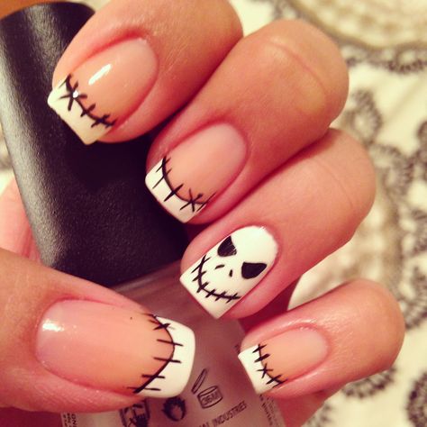 jack skellington nail art halloween nail art Trendy Halloween Nails Simple, Stitches On Nails, East Halloween Nail Art, Nail Art Designs For Halloween, Cute Nail Designs For Halloween, Cute Easy Halloween Nail Designs, Halloween Diy Nail Designs, Nail Art Short Nails Halloween, Simple Jack Skellington Nails