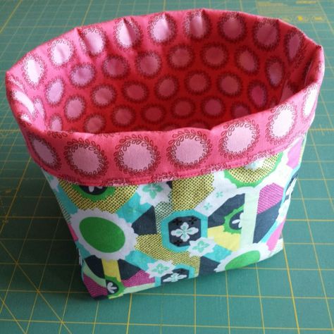 Thread Catcher Basket, Quilt Bags, Fabric Basket Tutorial, Basket Tutorial, Fabric Bowls, Fabric Basket, Fabric Boxes, Clothes Basket, Sewing Baskets