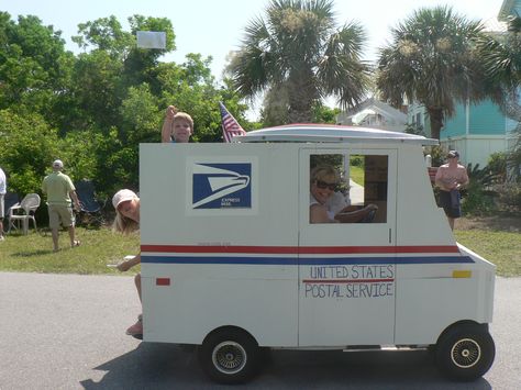 golf cart float turned into mail truck complete with candy filled envelopes to throw to the crowd Christmas Golf Cart Ideas, Senior Parade, Nightmare Before Christmas Trunk, Golf Cart Decorating Ideas, Wagon Floats, Christmas Trunk Or Treat Ideas, Christmas Trunk Or Treat, Golf Cart Decorations, Halloween Golf