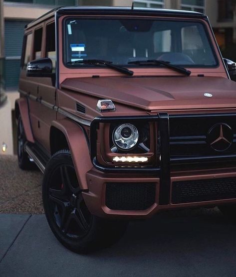 Gold Mercedes, Wallpaper Hippie, Mercedes Auto, Small Luxury Cars, Mercedes G Wagon, Benz G Class, Lux Cars, Mc Laren, Ford Raptor