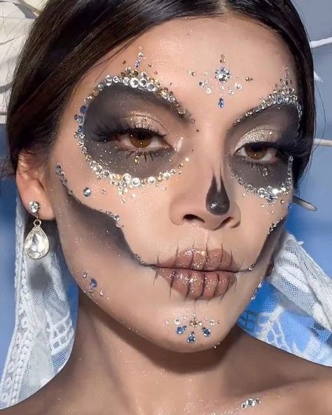 Jewel Skeleton Makeup, Catrina Costume Make Up, Simple Catrina Makeup, Halloween Glitter Makeup, Makeup Catrina Facil, Simple Skull Makeup, Eye Makeup With Rhinestones, Catrina Makeup Mexicana, Halloween Makeup Glitter