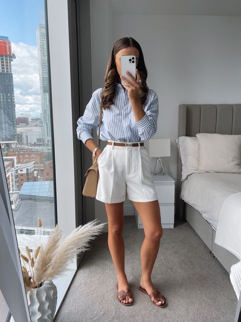 Striped Shorts Outfit, Estilo Chic Casual, White Shorts Outfit, Modest Casual Outfits, Look Con Short, Casual Chic Summer, Summer Shorts Outfits, Blue Striped Shirt, Causual Outfits