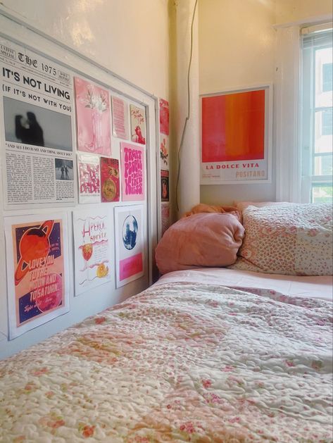 college dorm room ideas  aesthetic  boho college dorm room ideas minimalist boho  college dorm room inspo boho small dorm room inspo  aesthetic small dorm room inspo  cozy small bedroom inspo dorm room Poster For Dorm Room, Florida Dorm Room Ideas, Cool Girl Dorm Room, Cool Girl Dorm, Dorm Wall Art Ideas, Dorm Room Ideas Colorful, Room Ideas Aesthetic Boho, Umich Dorm, Bright Dorm Room