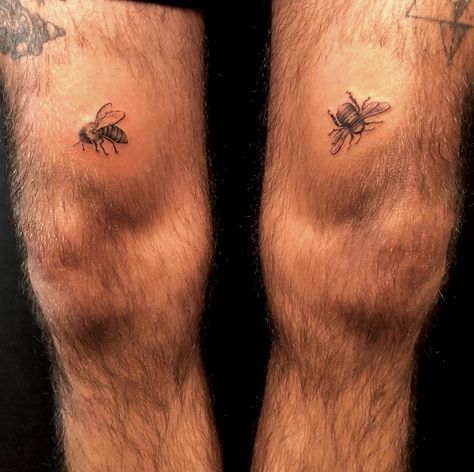 Bees On Knees Tattoo, Men’s Around Knee Tattoo, Bee Tattoo Knee, Bee Tattoo Men, Behind Knee Tattoo, Bee Knee Tattoo, Above Knee Tattoo Men, Above The Knee Tattoo Men, Bees Knees Tattoo