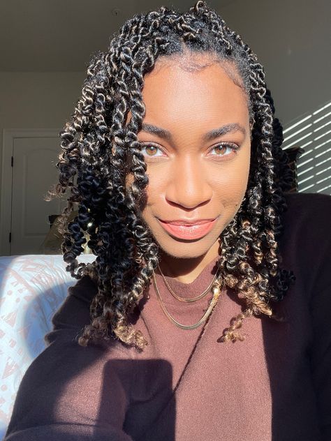 Short Passion Twists Hairstyle With Color, Passion Twists Diy, Shoulder Length Passion Twists, Short Passion Twists, Easy Protective Styles, Passion Twist Crochet, Rock Your Hair, Short Twists, Hair Twists