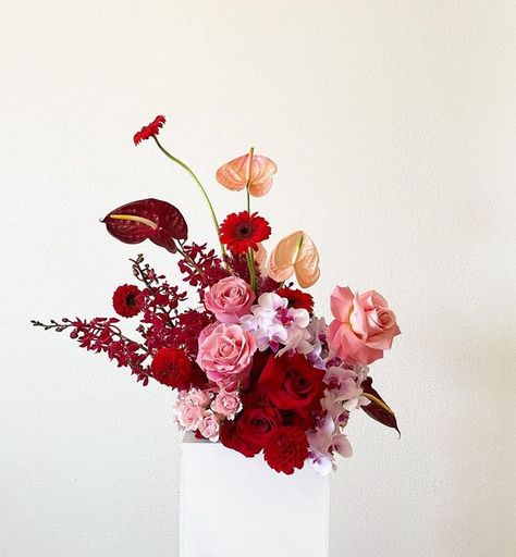 Red Wedding Flowers Bouquet, Red Flower Arrangements, Red Flower Bouquet, Valentine Flower Arrangements, Modern Florals, Red Centerpieces, Pink Flower Arrangements, Red Bouquet Wedding, Red Wedding Flowers