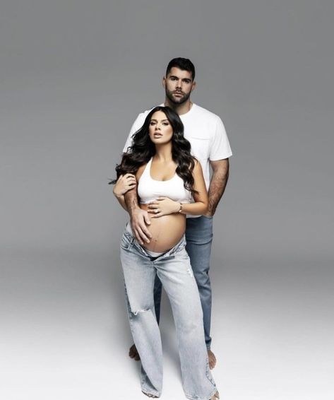 Jean Maternity Shoot Couple, Studio Maternity Shoot, Baby Bump Pictures, Maternity Photography Poses Couple, Maternity Photography Poses Pregnancy Pics, Maternity Studio, Studio Poses, Maternity Photography Poses, Pregnant Couple