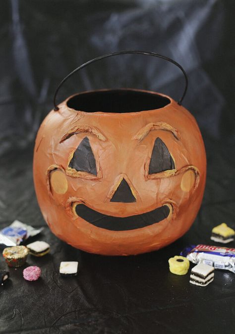 Transform a $2 pumpkin bucket into a vintage inspired candy bucket with a little paper mâché and paint! Vintage Pumpkin Bucket, Diy Halloween Candy, Pumpkin Pail, Paper Mache Pumpkins, Treat Bucket, Pumpkin Bucket, Candy Bucket, Halloween Buckets, Diy Pumpkin