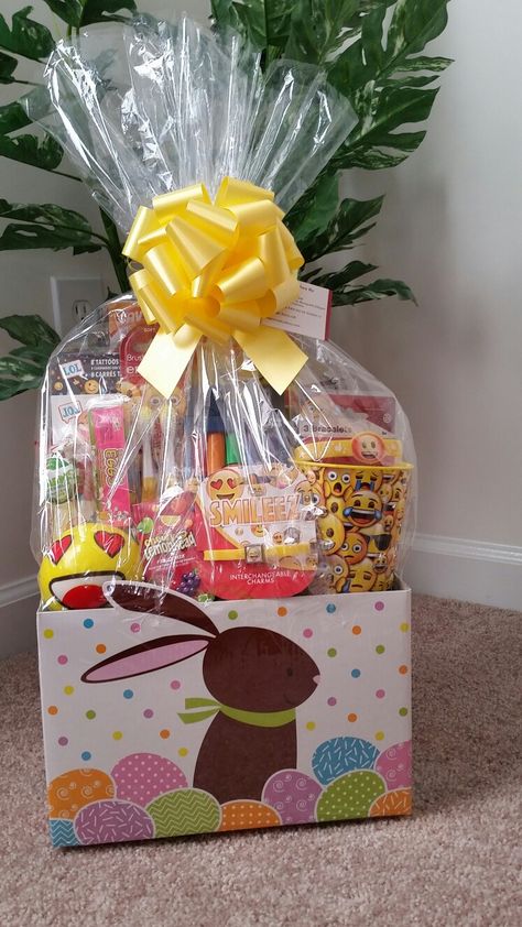 Easter Hampers, Dollar Tree Easter Basket, Easter Hamper, Easter Basket Crafts, Spa Basket, Baby Shower Treats, Easter Printables Free, Themed Gift Baskets, Diy Gift Set