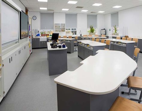 Headington School has invested in their Science Lab Refurbishment to create modern, inspriring, engaging spaces for future generations to excel in. Science Classroom Setup, Science Classroom Ideas, Science Classroom Middle School, Classroom Middle School, Elementary Science Classroom, Classroom Preschool, Science Printables, Middle School Science Classroom, Classroom Arrangement