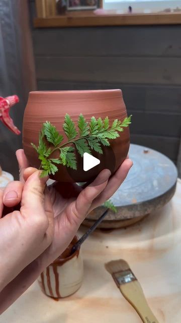 𝙏𝙝𝙚 𝘾𝙚𝙧𝙖𝙢𝙞𝙘 𝙎𝙘𝙝𝙤𝙤𝙡 on Instagram: "How to use a fern ❤️
•••
Follow @merilb.art for more!" Satisfying Art, Ceramics Pottery Bowls, Fern Frond, Pottery Videos, Ceramic Techniques, Surface Decoration, Bubble Art, Pottery Glazes, Ceramics Projects