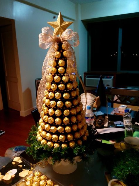 Ferrero rocher christmas tree  masterpiece by Joy and Charms :-) Ferrero Rocher Christmas Tree, Ferrero Rocher Christmas Ideas, Candy Bouquet Christmas, Ferrero Rocher Decoration, Ferrero Rocher Gift Ideas, Ferrero Rocher Christmas, Ferrero Rocher Tree, Hershey Kisses Gifts, Bouquet Valentines