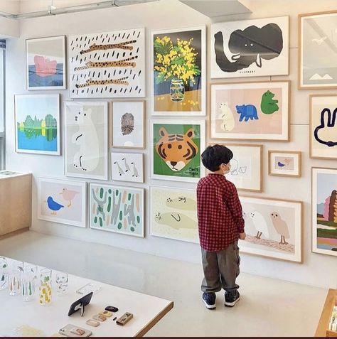 Modern Kids Art, Kids Gallery Wall, Photowall Ideas, Spain House, Gold Room, Kids Rooms Inspo, Basement Playroom, Dream Office, Nursery Room Inspiration