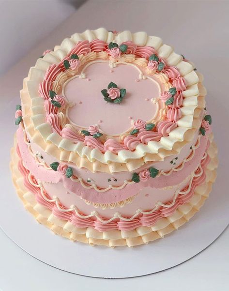 6. Dreamy Pastel Cake Looking for beautiful, vintage and mouth-watering cake ideas ?  Think buttercream swirls, fluffy, charming, lace, basketweave and frills—Lambeth vintage cakes are... Tårta Design, Vintage Birthday Cakes, Decorative Cakes, Pastel Cakes, Cake Inspo, Pretty Dessert, Cute Baking, Classic Cake, Pretty Birthday Cakes