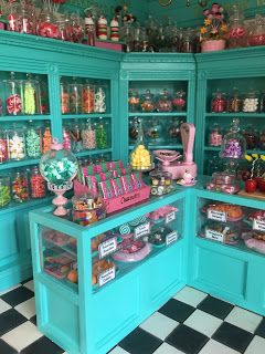 Candy store Whimsical Photos, Candy Store Design, Honeydukes Candy, Candy Store Display, Candy Room, Candy Shops, Sugar Glitter, Types Of Candy, Candy Display