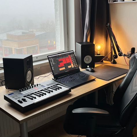 Music Production Desk Studio Setup, Home Recording Setup, Music Setup Bedroom, Bedroom Music Studio Aesthetic, Home Music Studio Decor, Home Studio Aesthetic, Bedroom Studio Music, Bedroom Music Studio, Music Production Studio