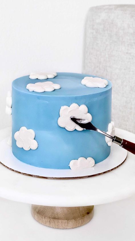 Buttercream Clouds On Cake, Piping Clouds On Cake, How To Make Clouds On A Cake, Edible Clouds For Cake, Clouds Theme Cake, Cloud Smash Cake, Cloud Nine Cake Ideas, Blue Cake With Clouds, Cloud Cake Design