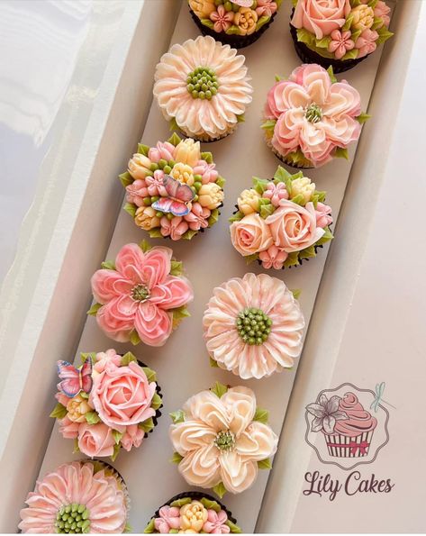 Floral Birthday Cupcakes, Diy Pastries, Flower Cupcake Bouquet, Bouquet Cupcakes, Aesthetic Baking, Cupcakes Design, Lily Cake, Honey Suckle, Flower Cupcake