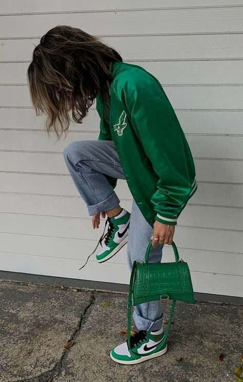 Nike Lucky Green Outfit, High Nike Dunks Outfit Woman, Green Dunks Outfit Woman, Green Nike Dunks Outfit, Green Nike Shoes Outfit, Green Jordans Outfit, Green Dunks Outfit, Nike Dunk Outfit Woman, Lucky Green Outfit