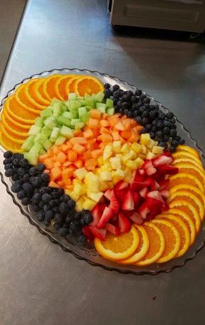 Fruit Platter Designs, Decorações Com Comidas, Party Food Platters, Fresh Salad, Läcker Mat, Veggie Tray, Fruit Dishes, Party Platters, Shower Food