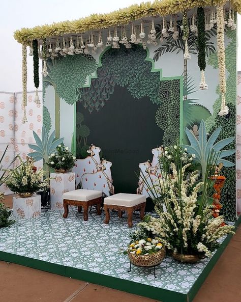 Haldi Backdrops, Indian Wedding Reception Decor, Haldi Decoration Ideas, Indoor Wedding Decorations, Small Wedding Decor, Mehendi Decor Ideas, Simple Stage Decorations, Home Flower Decor, Wedding Entrance Decor