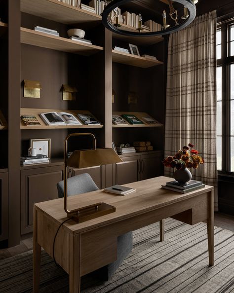 Home Office Lounge Ideas, Tan Office Walls, Chocolate Brown Office, Wallpapered Office, Studio Mcgee Home Office, Classic Study Room, Home Office Decor Men, Hallway Bookcase, Oak Home Office